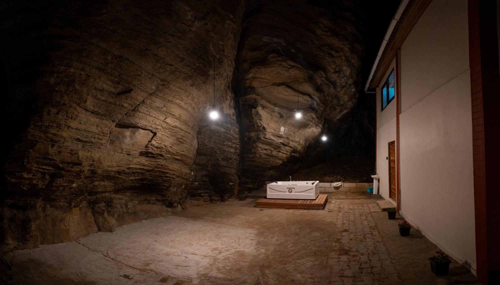 Hotel Cave Hill By Ferns Āīzawl Esterno foto